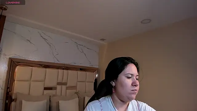 Snapshot of zoes_milee chatting on 05-06-26, 12:09 zoes milee online show from 05-06-26, 12:09