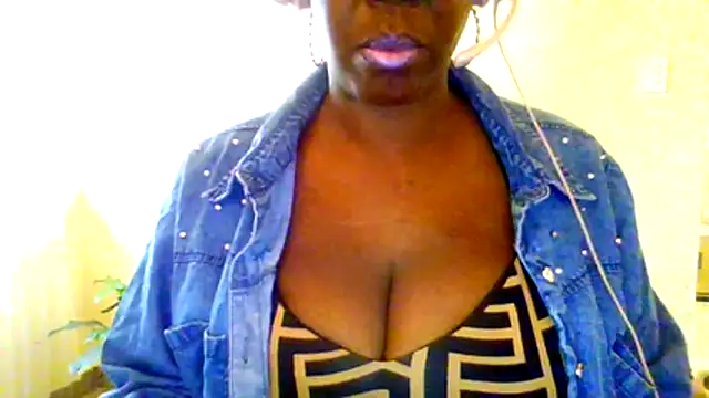 Snapshot of chocolatechipkukky85 chatting on 04-10-26, 05:42 chocolatechipkukky85 online show from 04-10-26, 05:42