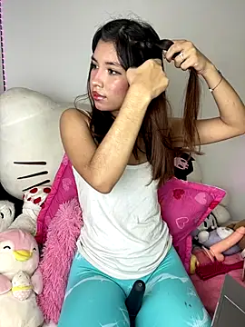 Snapshot of Selesumii chatting on 09-19-25, 04:27 Selesumii online show from 09-19-25, 04:27