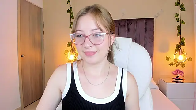 Snapshot of Dahlia_Rousse chatting on 09-27-25, 08:37 Dahlia Rousse online show from 09-27-25, 08:37