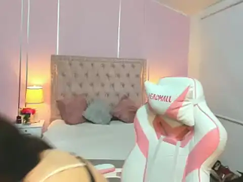 Snapshot of NoaLuxury chatting on 03-18-25, 04:29 NoaLuxury online show from 03-18-25, 04:29