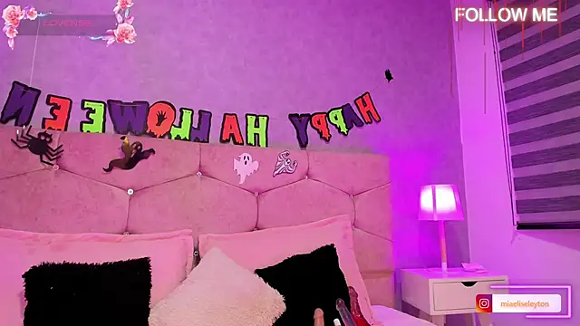 Elise-Leyton online show from 10-30-25, 09:11