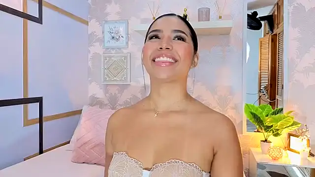 CharlotteGraay online show from 11-18-25, 07:50