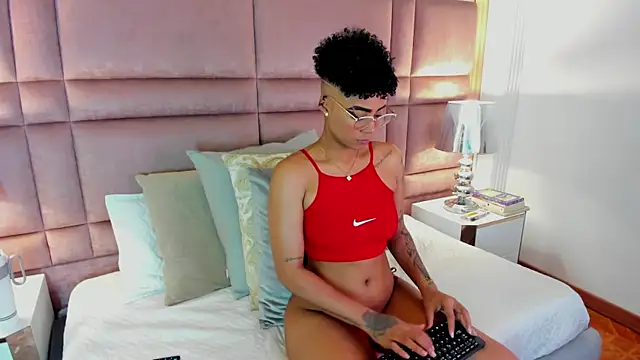 LuciaWallace online show from 10-06-25, 10:32