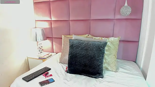 LuciaWallace online show from 10-19-25, 12:35