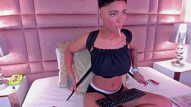 LuciaWallace online show from 03-11-25, 11:37