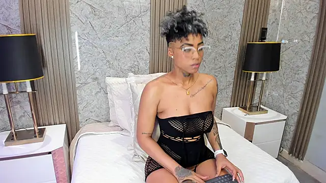 Snapshot of LuciaWallace chatting on 02-17-26, 11:35 LuciaWallace online show from 02-17-26, 11:35