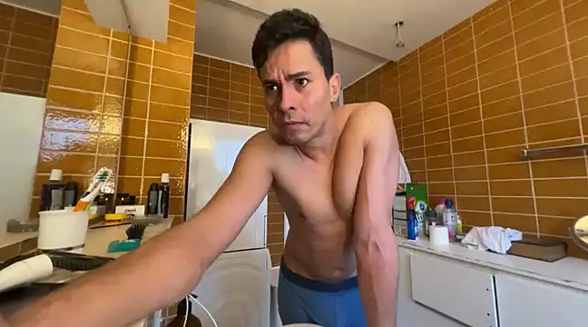 Snapshot of Marcolatin100 chatting on 02-11-25, 01:51 Marcolatin100 online show from 02-11-25, 01:51