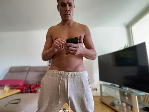 Snapshot of Marcolatin100 chatting on 02-23-25, 11:11 Marcolatin100 online show from 02-23-25, 11:11