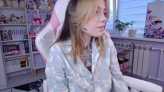 Snapshot of Catharsisi chatting on 10-22-25, 01:54 Catharsisi online show from 10-22-25, 01:54