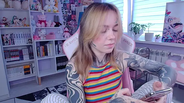 Snapshot of Catharsisi chatting on 10-17-25, 02:19 Catharsisi online show from 10-17-25, 02:19