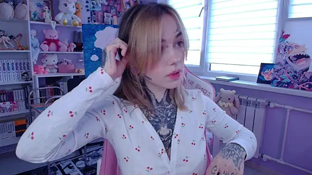 Snapshot of Catharsisi chatting on 10-01-25, 01:26 Catharsisi online show from 10-01-25, 01:26