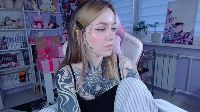 Snapshot of Catharsisi chatting on 10-29-25, 01:54 Catharsisi online show from 10-29-25, 01:54