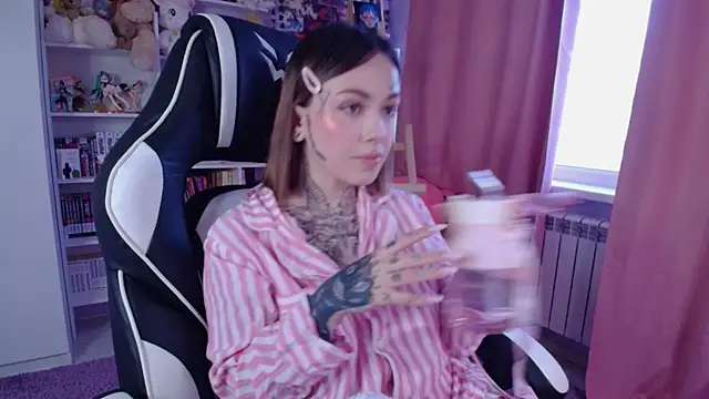 Snapshot of Catharsisi chatting on 02-21-25, 01:55 Catharsisi online show from 02-21-25, 01:55