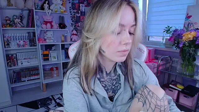 Snapshot of Catharsisi chatting on 11-14-25, 01:37 Catharsisi online show from 11-14-25, 01:37