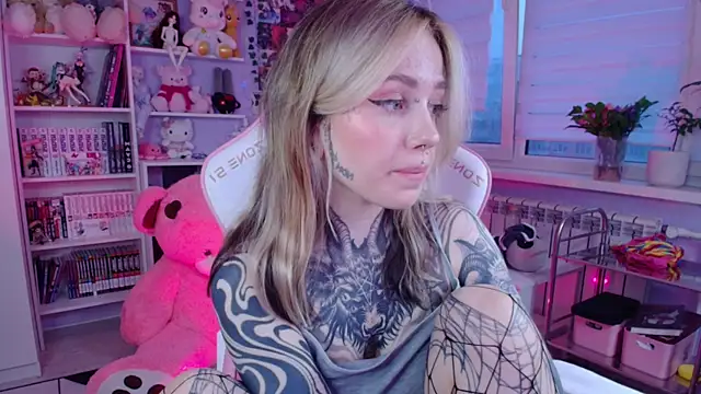 Snapshot of Catharsisi chatting on 11-28-25, 01:00 Catharsisi online show from 11-28-25, 01:00