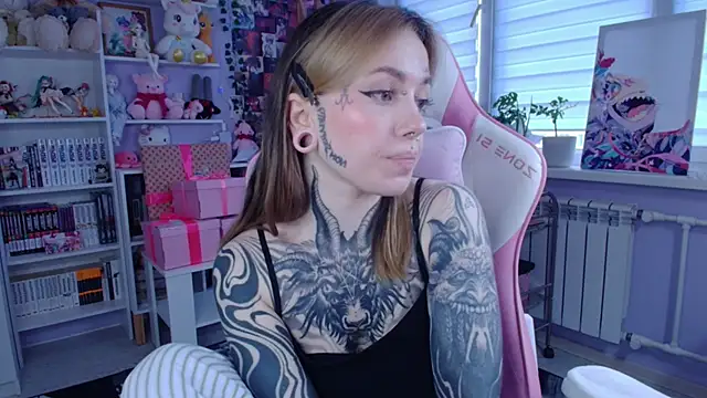 Snapshot of Catharsisi chatting on 10-30-25, 01:20 Catharsisi online show from 10-30-25, 01:20