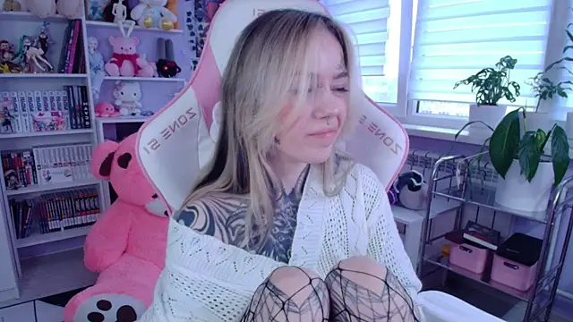 Snapshot of Catharsisi chatting on 11-30-25, 11:33 Catharsisi online show from 11-30-25, 11:33