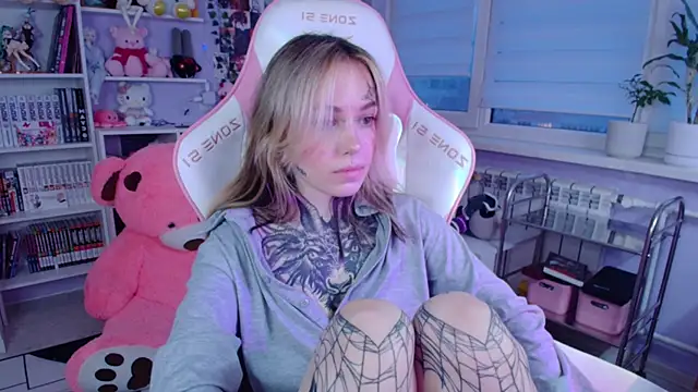 Snapshot of Catharsisi chatting on 11-29-25, 01:00 Catharsisi online show from 11-29-25, 01:00