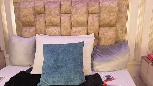 avis lara online show from 11-21-25, 07:46