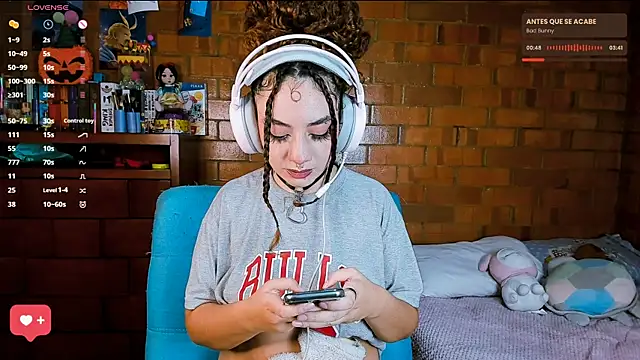 Annycolin  online show from 10-17-25, 11:17