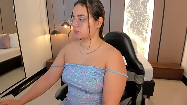 Snapshot of lilly_ass_ chatting on 02-21-26, 12:18 lilly ass online show from 02-21-26, 12:18