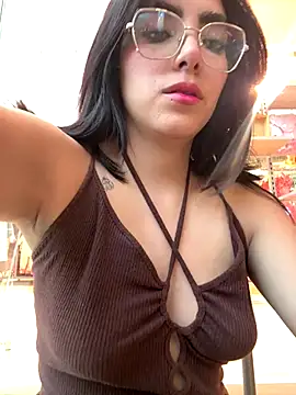 Snapshot of MartinaSooler chatting on 10-15-25, 10:40 MartinaSooler online show from 10-15-25, 10:40