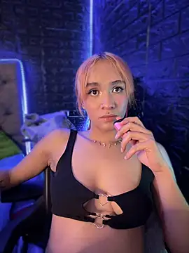 Snapshot of Isabellaa_Hot chatting on 02-01-25, 06:10 Isabellaa Hot online show from 02-01-25, 06:10