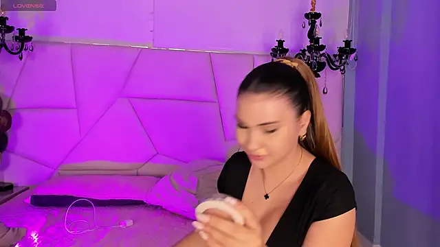 Aitana Hilton  online show from 10-11-25, 11:55