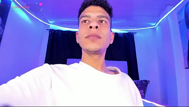 Snapshot of Ethan_Boyy chatting on 05-31-26, 03:51 Ethan Boyy online show from 05-31-26, 03:51