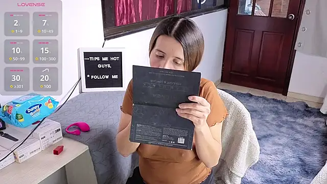 Snapshot of SexLaura_ chatting on 03-19-25, 10:31 SexLaura online show from 03-19-25, 10:31