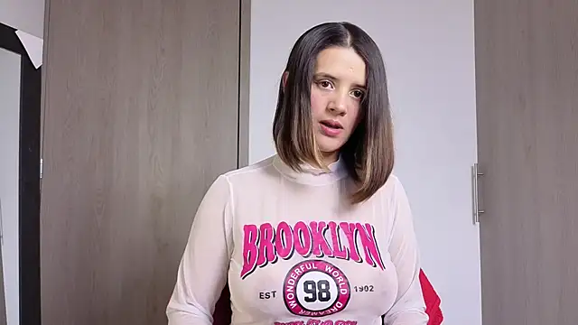 Snapshot of SexLaura_ chatting on 11-28-25, 10:32 SexLaura online show from 11-28-25, 10:32