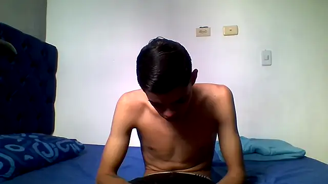 Snapshot of Latinos_2001 chatting on 06-01-26, 04:17 Latinos 2001 online show from 06-01-26, 04:17