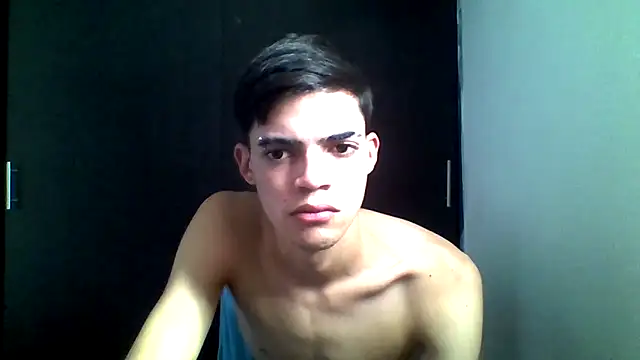 Snapshot of Latinos_2001 chatting on 05-19-26, 03:52 Latinos 2001 online show from 05-19-26, 03:52