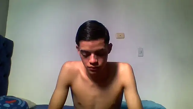 Snapshot of Latinos_2001 chatting on 06-06-26, 02:55 Latinos 2001 online show from 06-06-26, 02:55