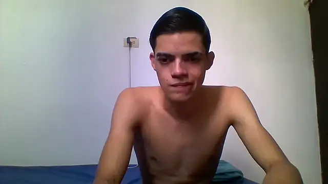 Snapshot of Latinos_2001 chatting on 06-11-26, 02:25 Latinos 2001 online show from 06-11-26, 02:25