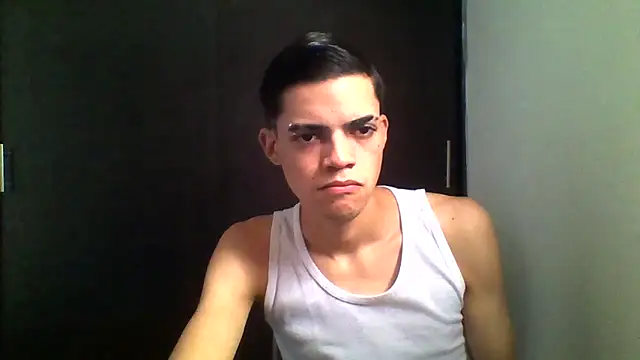 Snapshot of Latinos_2001 chatting on 05-14-26, 02:36 Latinos 2001 online show from 05-14-26, 02:36