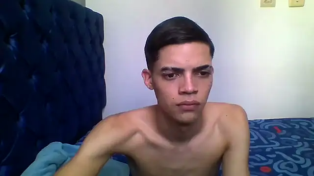 Snapshot of Latinos_2001 chatting on 05-05-26, 06:33 Latinos 2001 online show from 05-05-26, 06:33