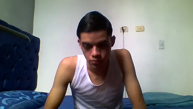 Snapshot of Latinos_2001 chatting on 06-07-26, 02:22 Latinos 2001 online show from 06-07-26, 02:22