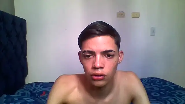 Snapshot of Latinos_2001 chatting on 04-24-26, 04:53 Latinos 2001 online show from 04-24-26, 04:53