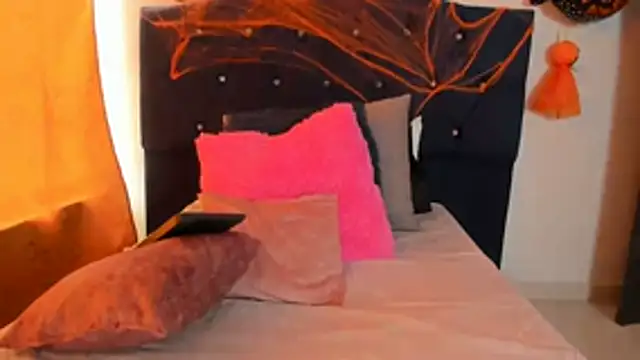 thamara226 online show from 10-18-25, 02:52