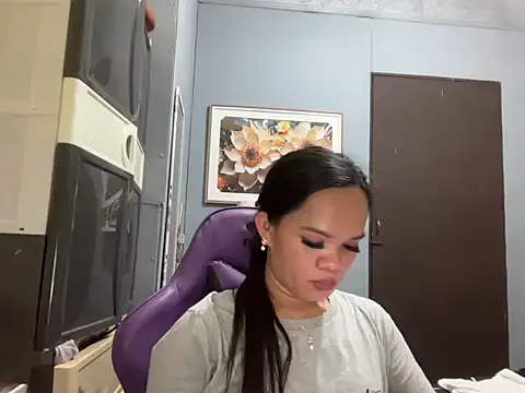 Snapshot of SophiaCourthaway chatting on 11-06-25, 10:47 SophiaCourthaway online show from 11-06-25, 10:47