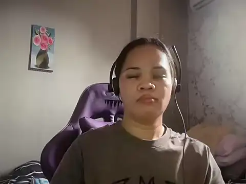 Snapshot of SophiaCourthaway chatting on 05-12-26, 11:44 SophiaCourthaway online show from 05-12-26, 11:44