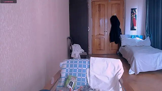 Snapshot of _Roselina_ chatting on 03-11-25, 09:13 Roselina online show from 03-11-25, 09:13