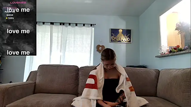 Snapshot of Hatgirl69 chatting on 10-13-25, 03:35 Hatgirl69 online show from 10-13-25, 03:35