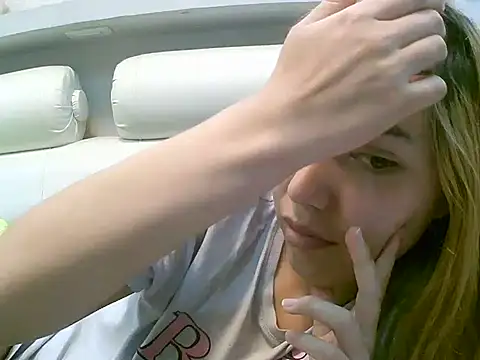 Snapshot of VittoriaTaylor chatting on 10-12-25, 12:23 VittoriaTaylor online show from 10-12-25, 12:23