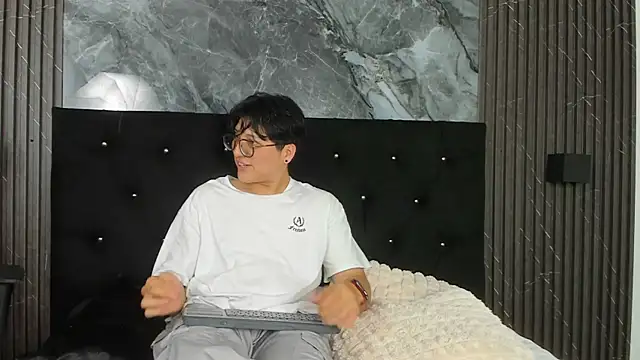 Snapshot of vanilla_hot chatting on 03-05-25, 01:17 vanilla hot online show from 03-05-25, 01:17
