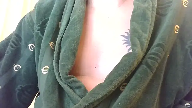 Snapshot of HunterOnBoobs chatting on 10-24-25, 07:02 HunterOnBoobs online show from 10-24-25, 07:02