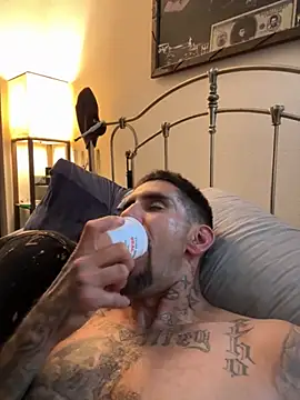 Snapshot of hornycouple818 chatting on 09-27-25, 04:29 hornycouple818 online show from 09-27-25, 04:29