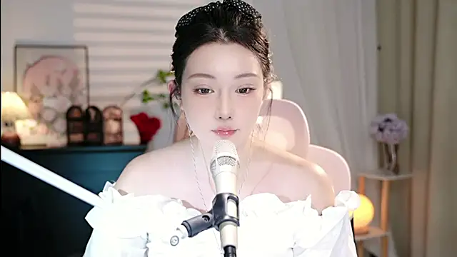 Snapshot of Dou-Dou-er chatting on 10-13-25, 12:07 Dou-Dou-er online show from 10-13-25, 12:07